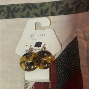 NWT! Elegant Gold and Black Floral Necklace & Earring Set.